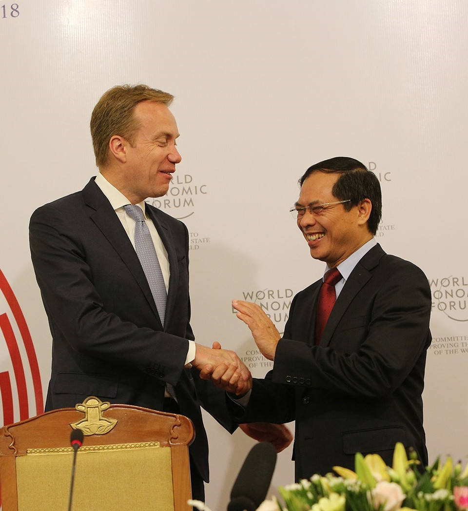 越南外交部常务副部长裴青山（右）与世界经济论坛主席布伦德。越通社记者 杨江 摄