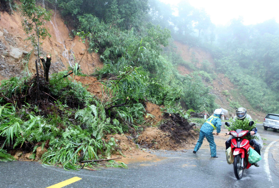 暴雨洪灾导致莱州省多条道路受损。越通社记者 贵忠 摄