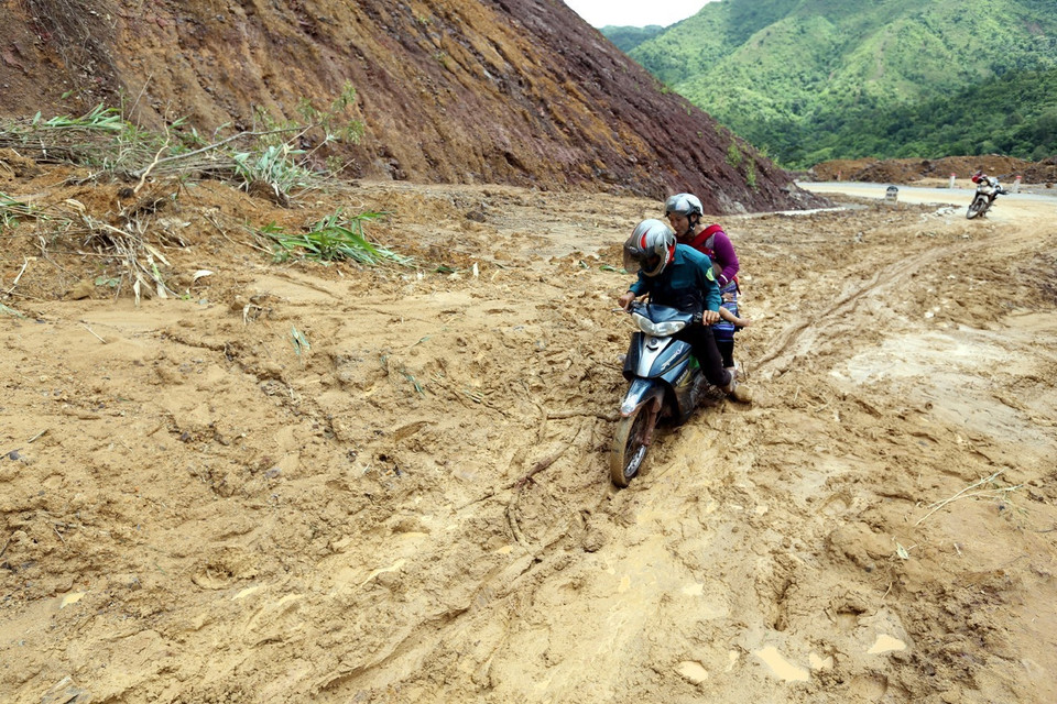洪水给奠边省交通道路造成损失。越通社记者 藩俊英 摄