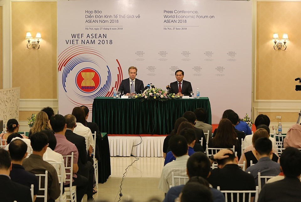 越南外交部常务副部长裴青山（右）与世界经济论坛主席布伦德共同主持2018年东盟世界经济论坛记者会。越通社记者 杨江 摄
