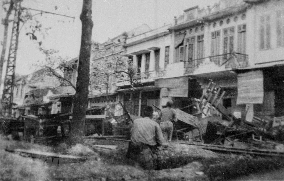 1946年12月全国抗战战役中，河内军民在街道上作战。（图自越通社）
