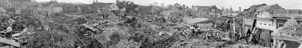 河内钦天街地区被B-52型轰炸机摧毁。（图自越通社）