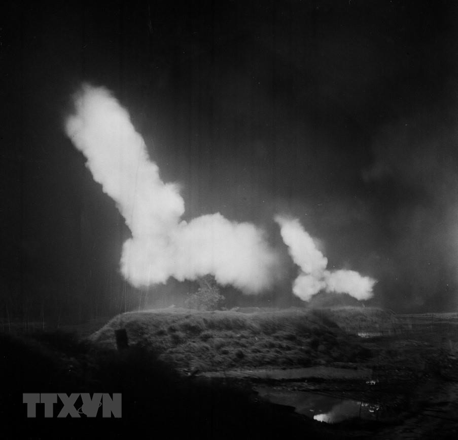 1972年12月21日早晨，炮兵力量开炮与美国飞机作战。（图自越通社）