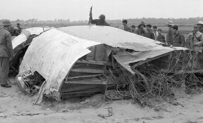 1972年12月19日，被河内军民击落的美国 B-52型轰炸机的残骸。（图自越通社）