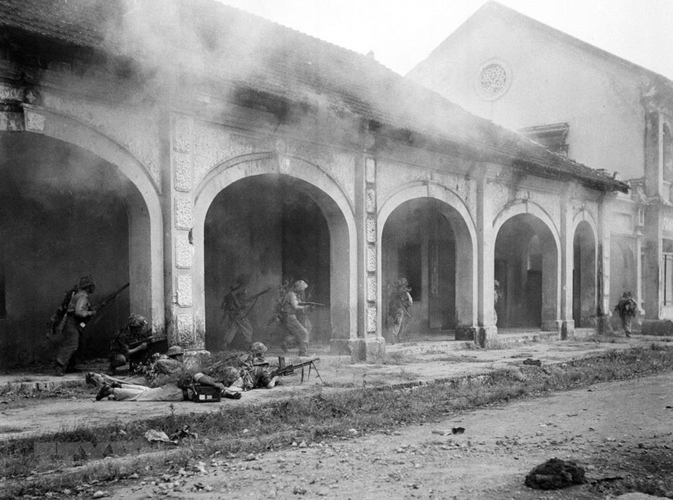 1946年12月全国抗战战役中，河内军民在街道上作战。（图自越通社）