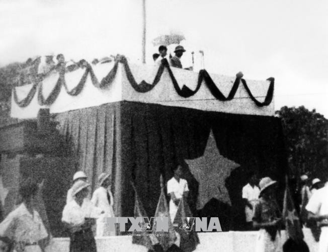 资料图：1945年9月2日，胡志明主席在首都河内巴亭广场上代表全国同胞宣读《独立宣言》，宣布东南亚地区第一个工农国家的越南民主共和国诞生。图自越通社