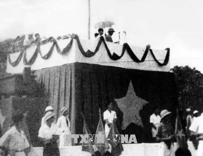 资料图：1945年9月2日，胡志明主席在首都河内巴亭广场上代表全国同胞宣读《独立宣言》，宣布东南亚地区第一个工农国家的越南民主共和国诞生。图自越通社