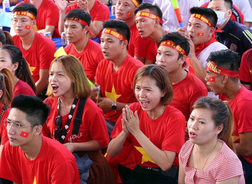 越南球迷聚集在一起看球，为越南国奥队呐喊助威。图自越通社