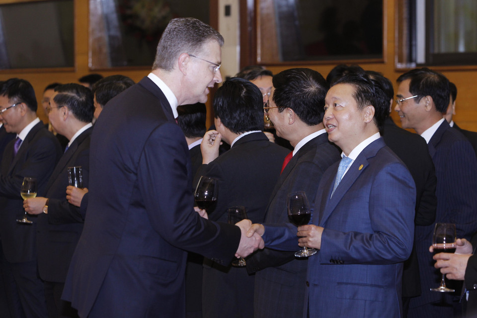 国内外代表互相交流。图自越通社