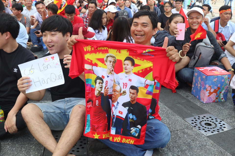 球迷们聚集在胡志明市阮慧步行街为越南与韩国国奥队助威。图自越通社