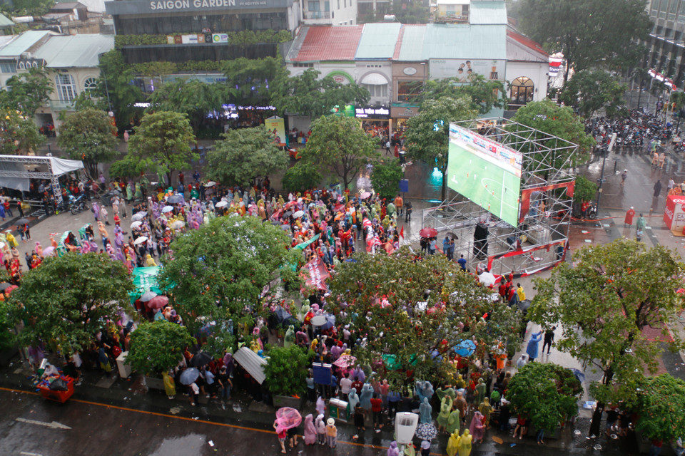 尽管天下大雨，但胡志明市球迷们依旧热情不减。图自越通社