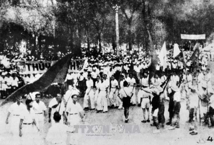 资料图：1945年8月，在越南共产党和胡志明主席的领导下，全国人民万众一心、一齐崛起进行了总起义，推翻封建制度，摧毁殖民的枷锁，把政权夺回人民手中，为越南开创了民族独立与社会主义的新纪元。图自越通社