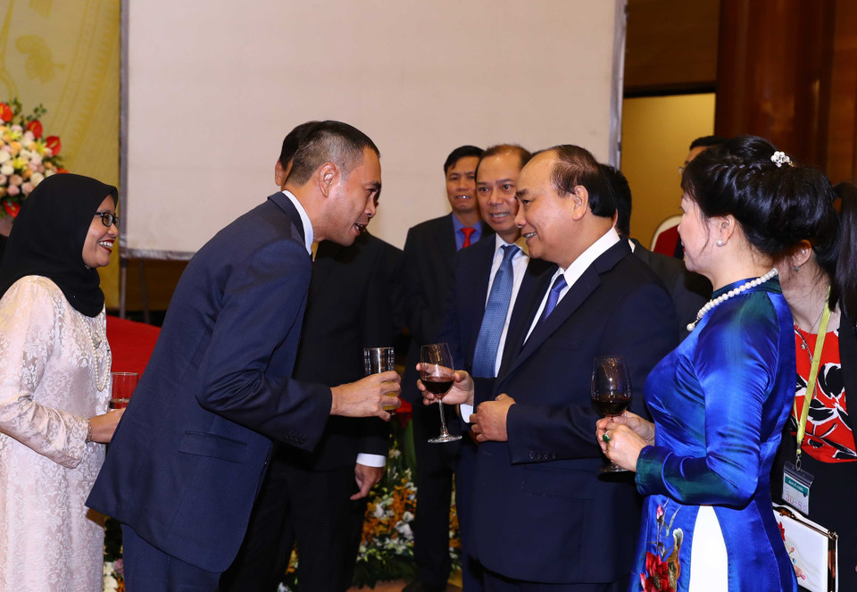 越南政府总理阮春福与夫人同国际朋友一起庆祝越南国庆节。图自越通社