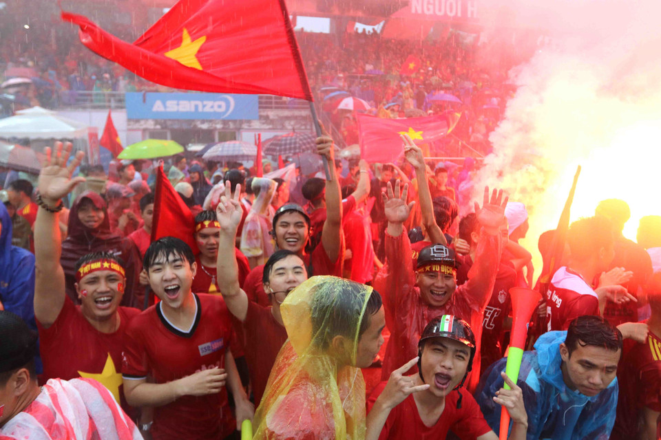 暴雨并没有浇灭恒大球迷看球的热情。图自越通社