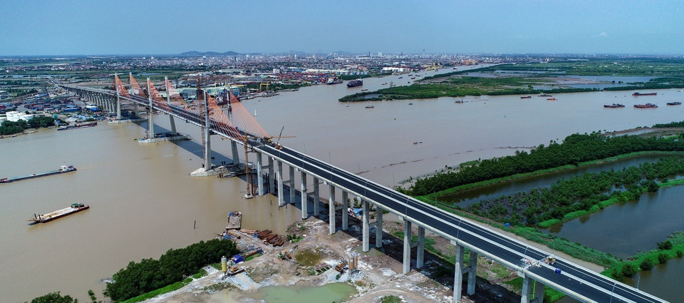 这条高速公路长24.6公里，宽25米，共4个车道，每个小时最高速度可达100公里。越通社记者 中原 摄