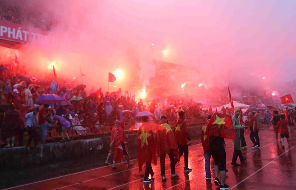 越是暴雨来临，大家情绪越是疯狂，将足球的激情诠释得淋漓尽致。图自越通社