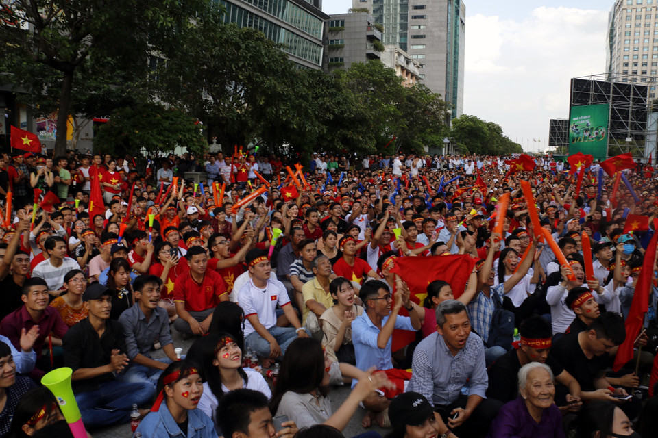 越南球迷聚集在一起看球，为越南国奥队呐喊助威。图自越通社