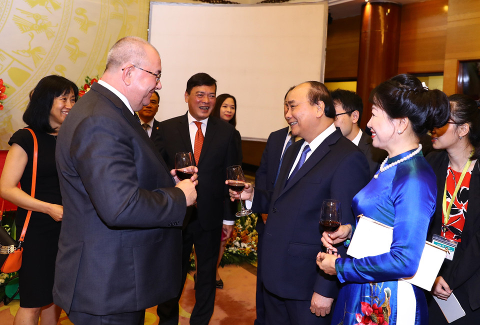 越南政府总理阮春福与夫人同国际朋友一起庆祝越南国庆节。图自越通社