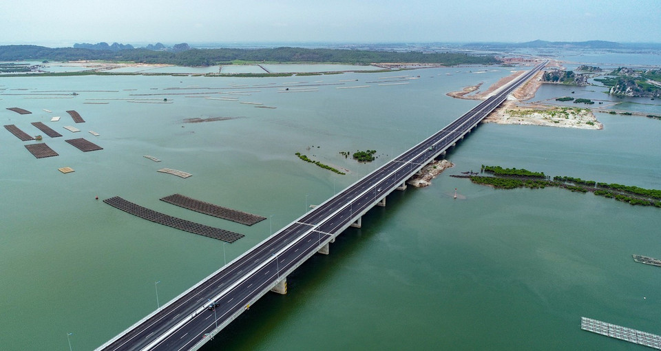 下龙—海防高速公路与下龙—云顿高速公路交接，在明开交接点与18号公路交接。越通社记者 中原 摄