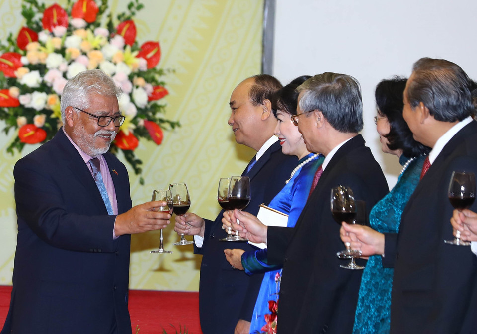 越南政府总理阮春福与夫人同国际朋友一起庆祝越南国庆节。图自越通社