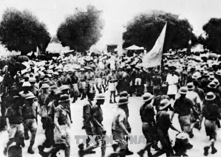 资料图：1945年8月，在越南共产党和胡志明主席的领导下，全国人民万众一心、一齐崛起进行了总起义，推翻封建制度，摧毁殖民的枷锁，把政权夺回人民手中，为越南开创了民族独立与社会主义的新纪元。图自越通社