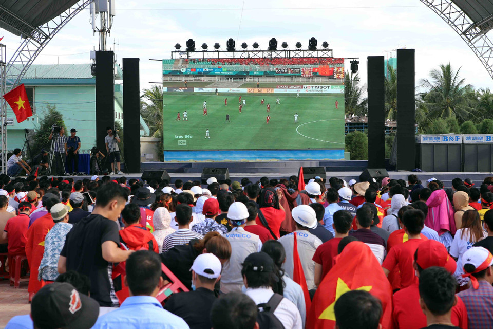 球迷在岘港公共场所看球赛。图自越通社