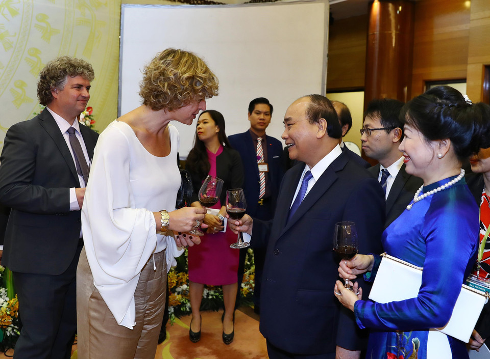 越南政府总理阮春福与夫人同国际朋友一起庆祝越南国庆节。图自越通社