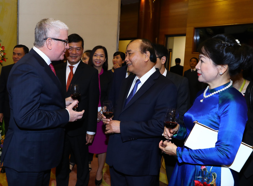 越南政府总理阮春福与夫人同国际朋友一起庆祝越南国庆节。图自越通社