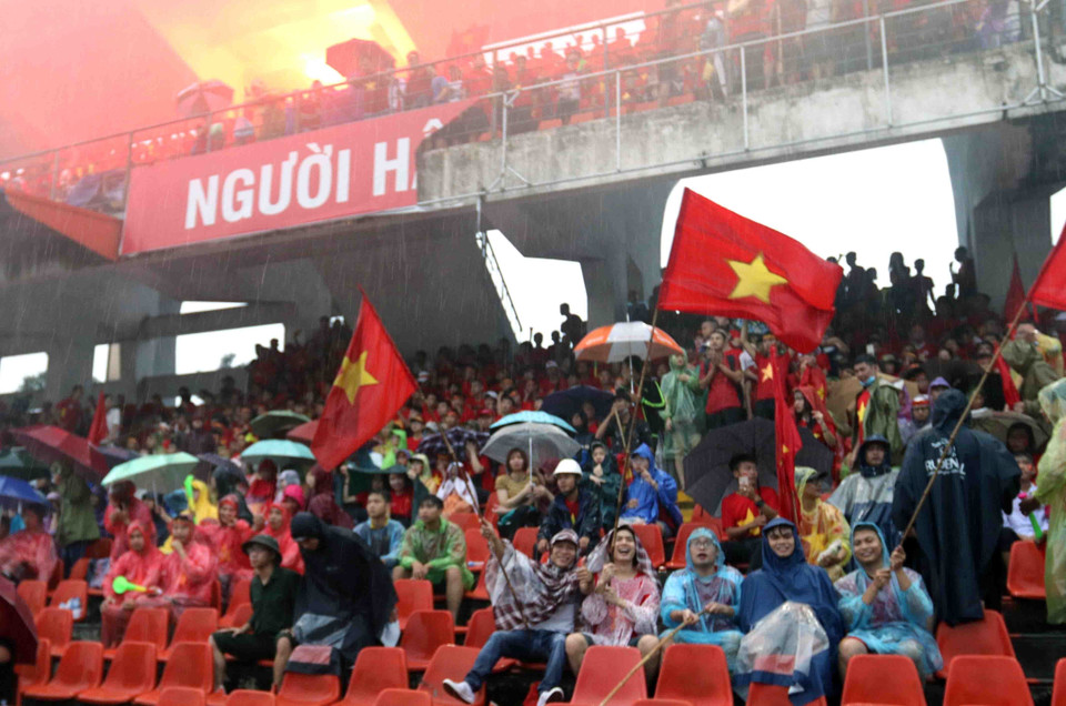 暴雨并没有浇灭恒大球迷看球的热情。图自越通社