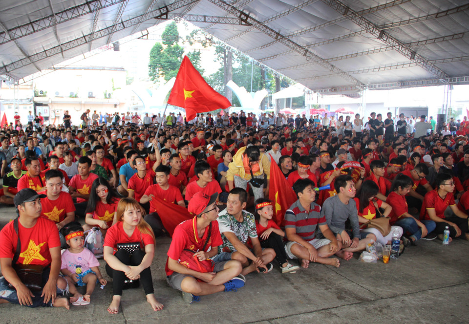 球迷们聚集在胡志明市青年文化馆透过LED显示屏看球赛。图自越通社