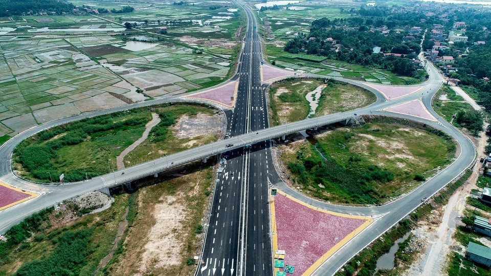 下龙市- 海防市高速公路不仅是广宁省的首条高速公路，这还是政府交给该省调集资源来展开的首条高速公路。越通社记者 中原 摄