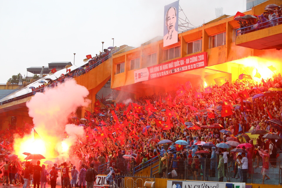 越是暴雨来临，大家情绪越是疯狂，将足球的激情诠释得淋漓尽致。图自越通社