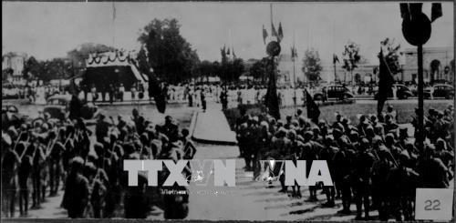 资料图：1945年8月，在越南共产党和胡志明主席的领导下，全国人民万众一心、一齐崛起进行了总起义，推翻封建制度，摧毁殖民的枷锁，把政权夺回人民手中，为越南开创了民族独立与社会主义的新纪元。图自越通社