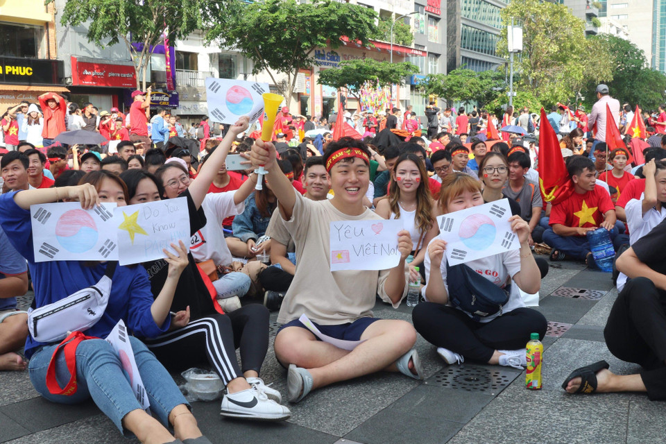 球迷们聚集在胡志明市阮慧步行街为越南与韩国国奥队助威。图自越通社