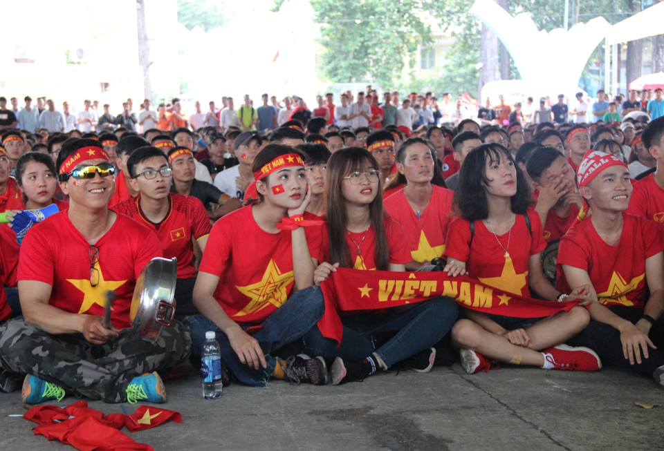 球迷们聚集在胡志明市青年文化馆透过LED显示屏看球赛。图自越通社