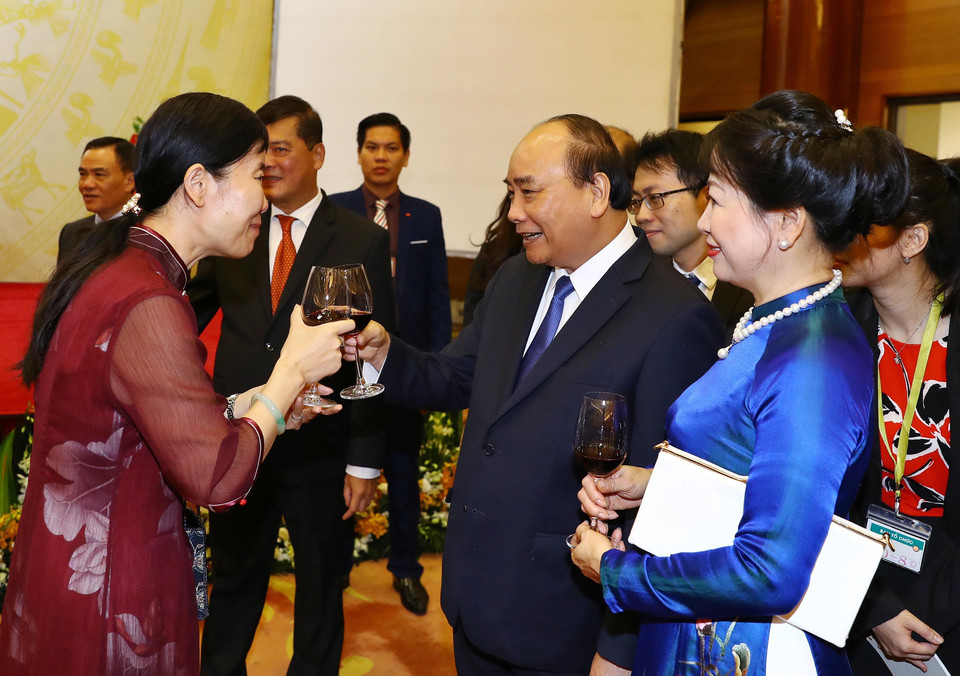 越南政府总理阮春福与夫人同国际朋友一起庆祝越南国庆节。图自越通社