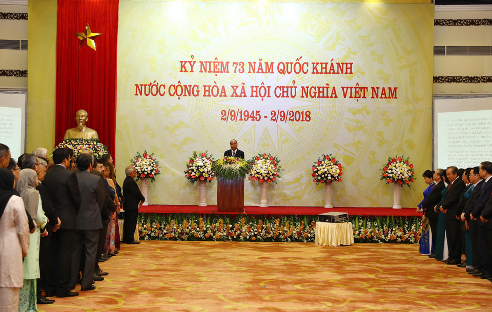 阮春福总理在招待会上发表讲话。图自越通社