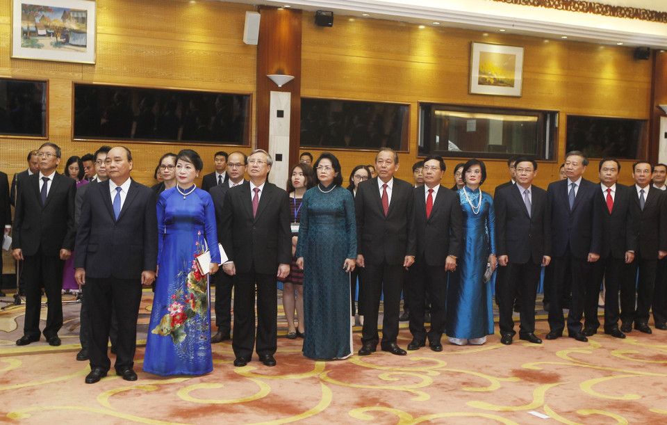 阮春福与夫人和参加招待会的各位代表。图自越通社