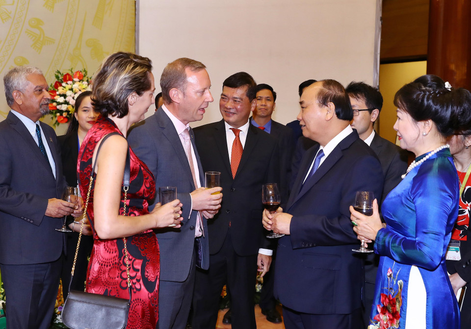 越南政府总理阮春福与夫人同国际朋友一起庆祝越南国庆节。图自越通社