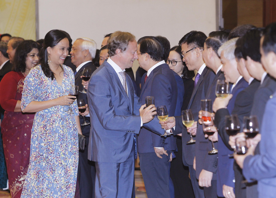 各位代表互相交流。图自越通社