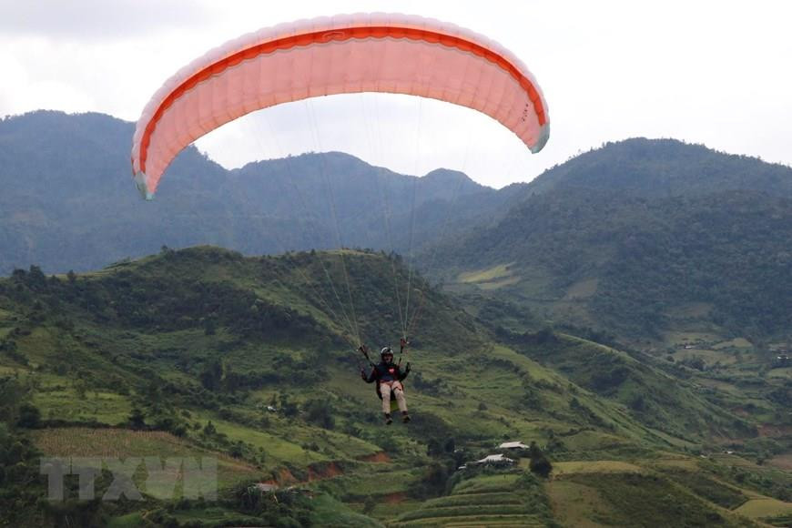 游客体验滑翔伞 。图自互联网