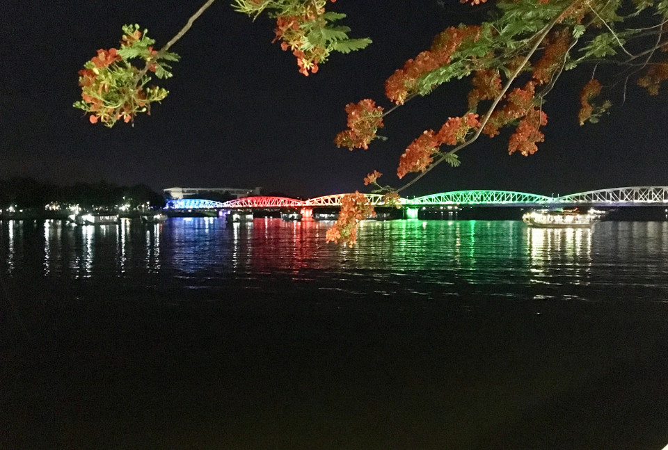 香江与长钱桥夜景。 越通社记者 国越 摄