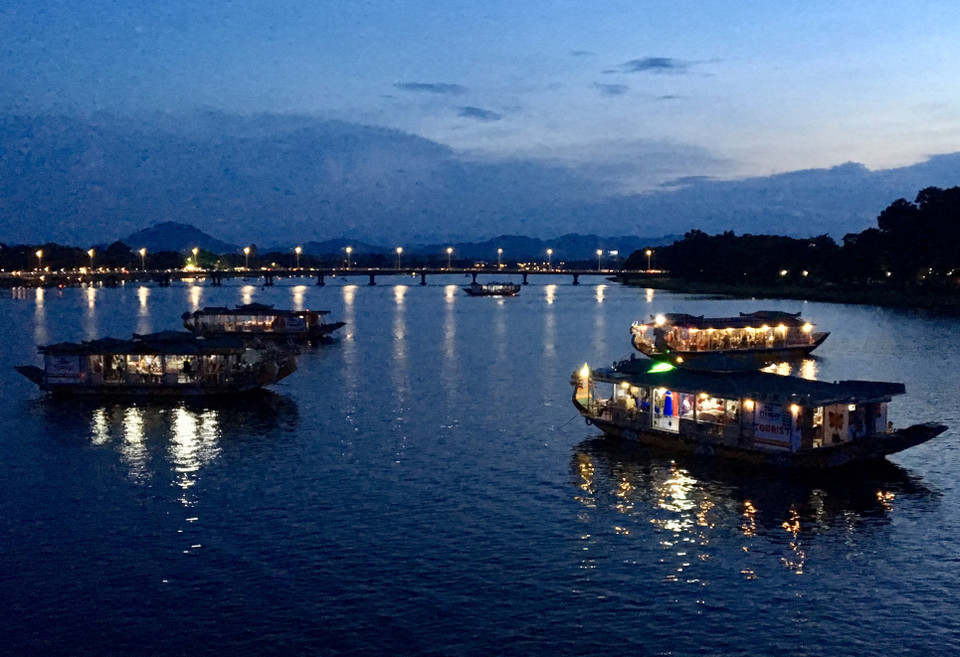 香江夜景留住游客的脚步。 越通社记者 国越 摄