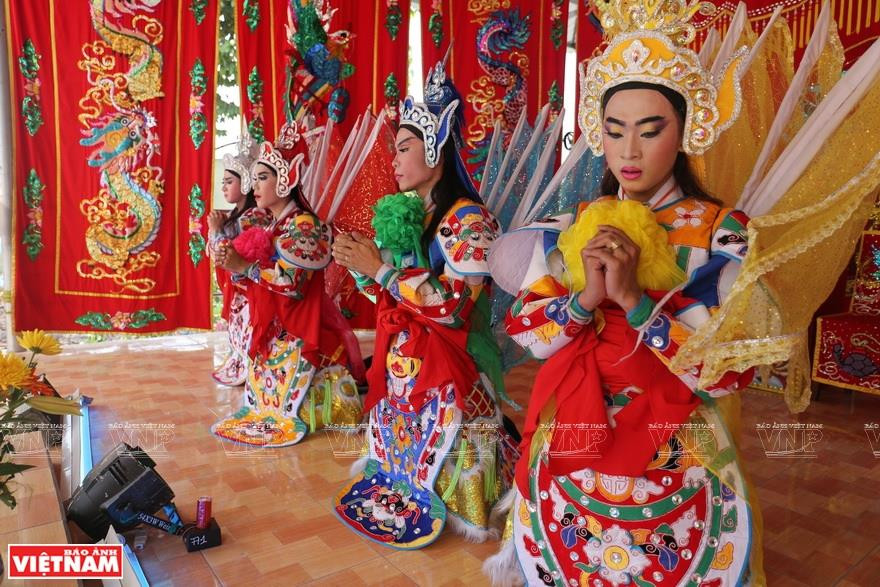 表演唱戏剧。越南画报记者 通海 摄