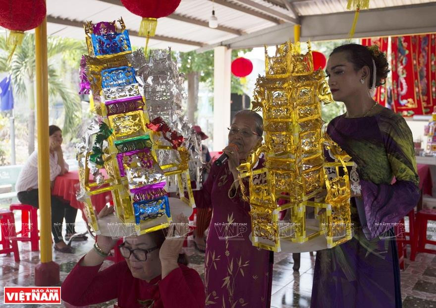 居民准备表演“蓬莱舞”。越南画报记者 通海 摄