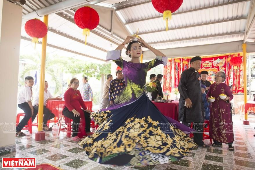 表演“蓬莱舞”以取悦五行新仁娘娘。越南画报记者 通海 摄