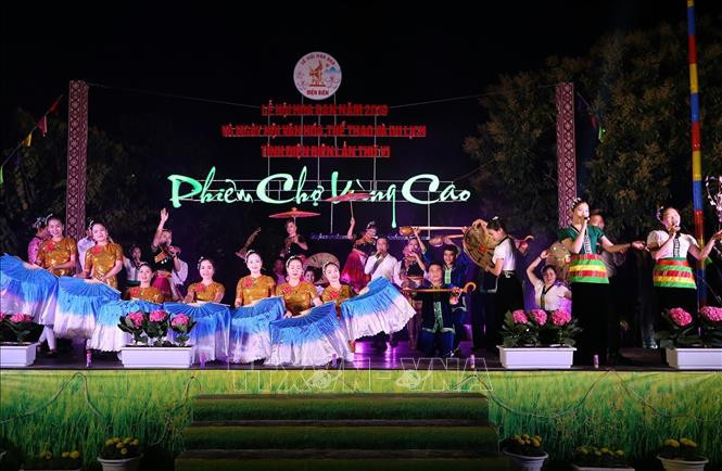 山区集市期间的文艺演出。图自越通社