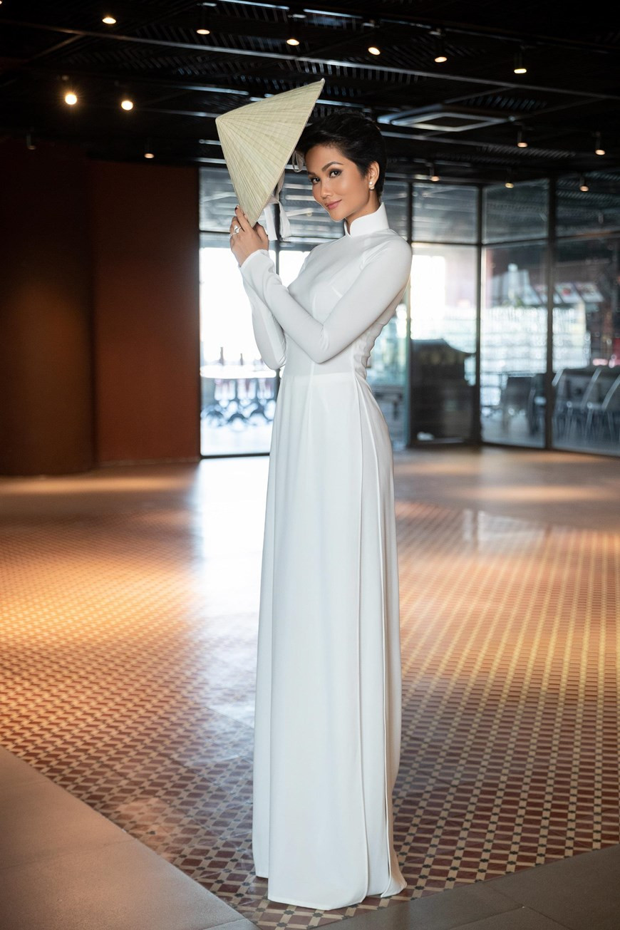 赫姮尼依在现场进行奥黛服装走秀。图自越通社