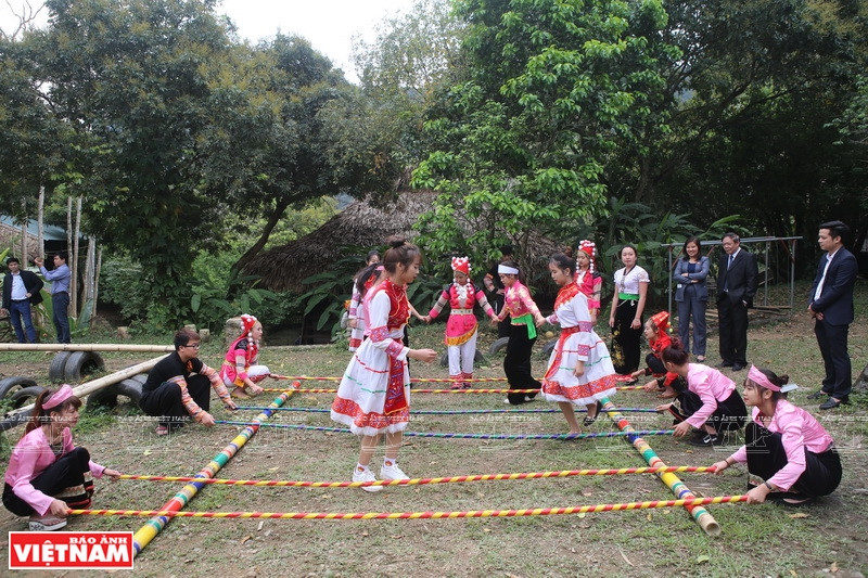 当地民族同胞跳竹竿舞。越南画报记者 清江/功达 