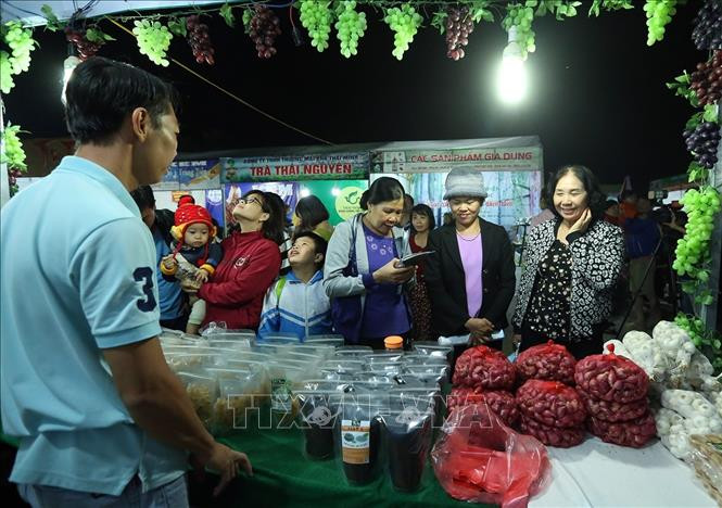 游客参观山区集市 图自越通社